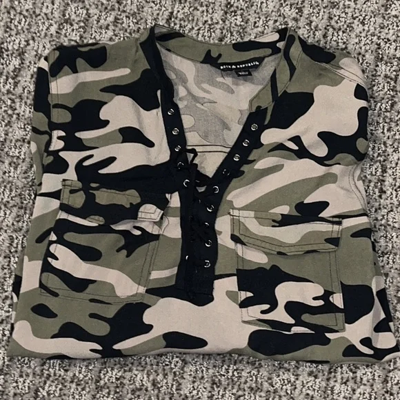 Rock & Republic Women Green Camo Lace up Pullover Shirt size Small - Picture 8 of 8